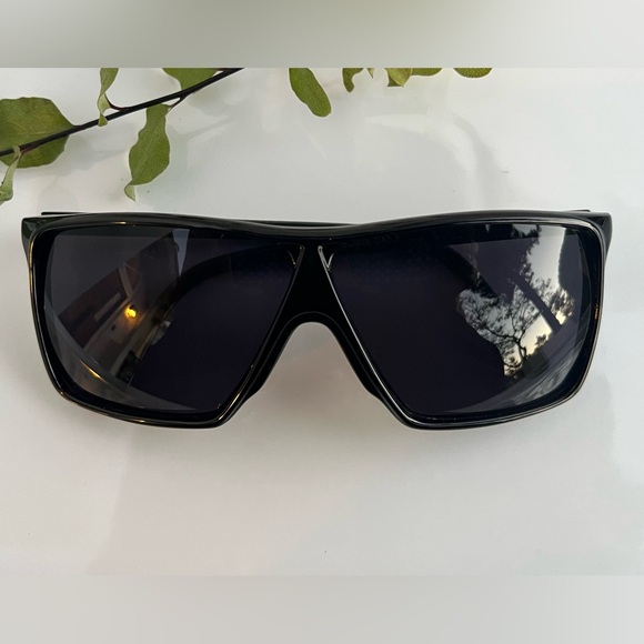 Quay Australia Black Sunglasses - Picture 1 of 9